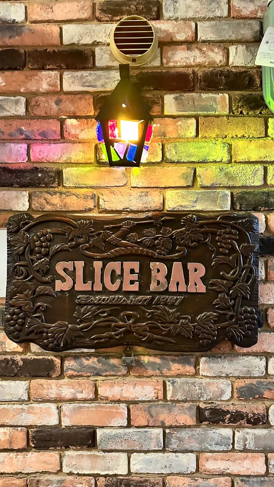 バーテンダーがカクテルを丁寧に作る手元 — SLICE BARの技と心