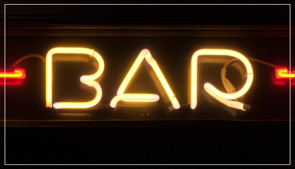 なぜ今、若い世代が「一人バー」を選ぶのか